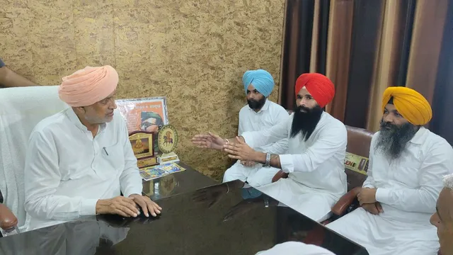 धान भीगने से भड़के किसान, कृषि मंत्री के सामने जमकर नारेबाजी; खरीद में देरी पर रोष
